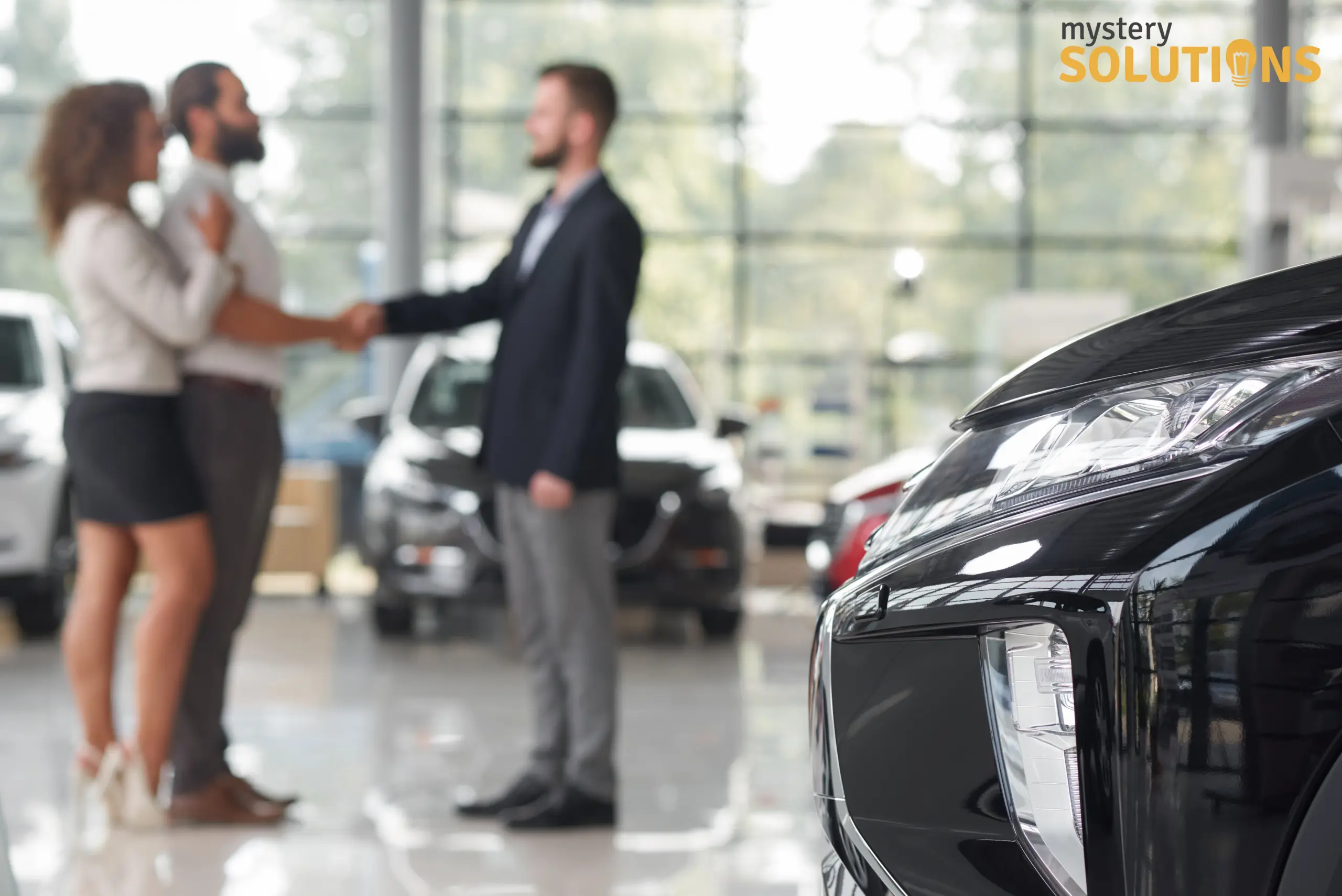 Pareja de mystery shoppers en agencia de autos